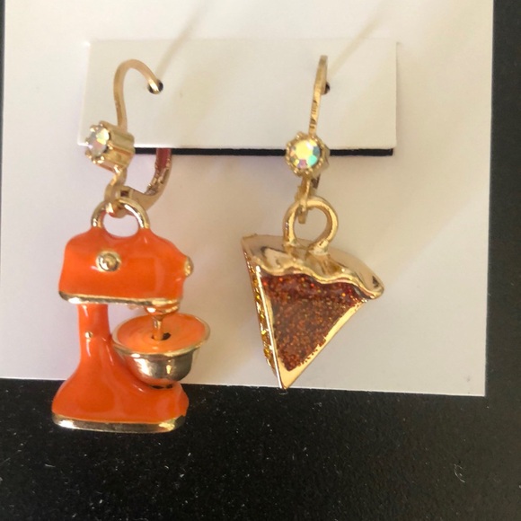 Betsey Johnson Mixer & Pumpkin Pie Slice Mismatch Drop Earrings Crystal NWT - Picture 3 of 11